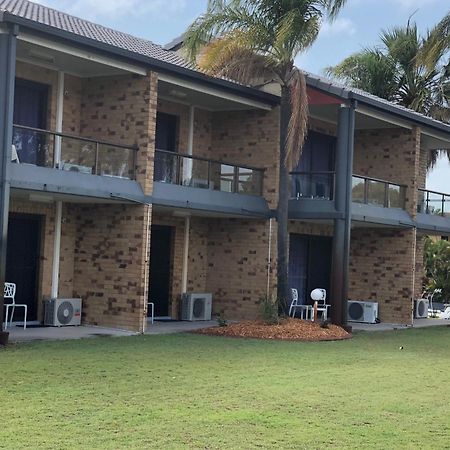 Bribie Waterways Motel Bongaree Bagian luar foto
