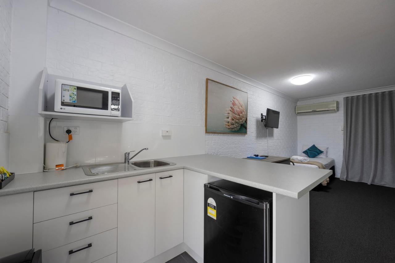 Bribie Waterways Motel Bongaree Bagian luar foto