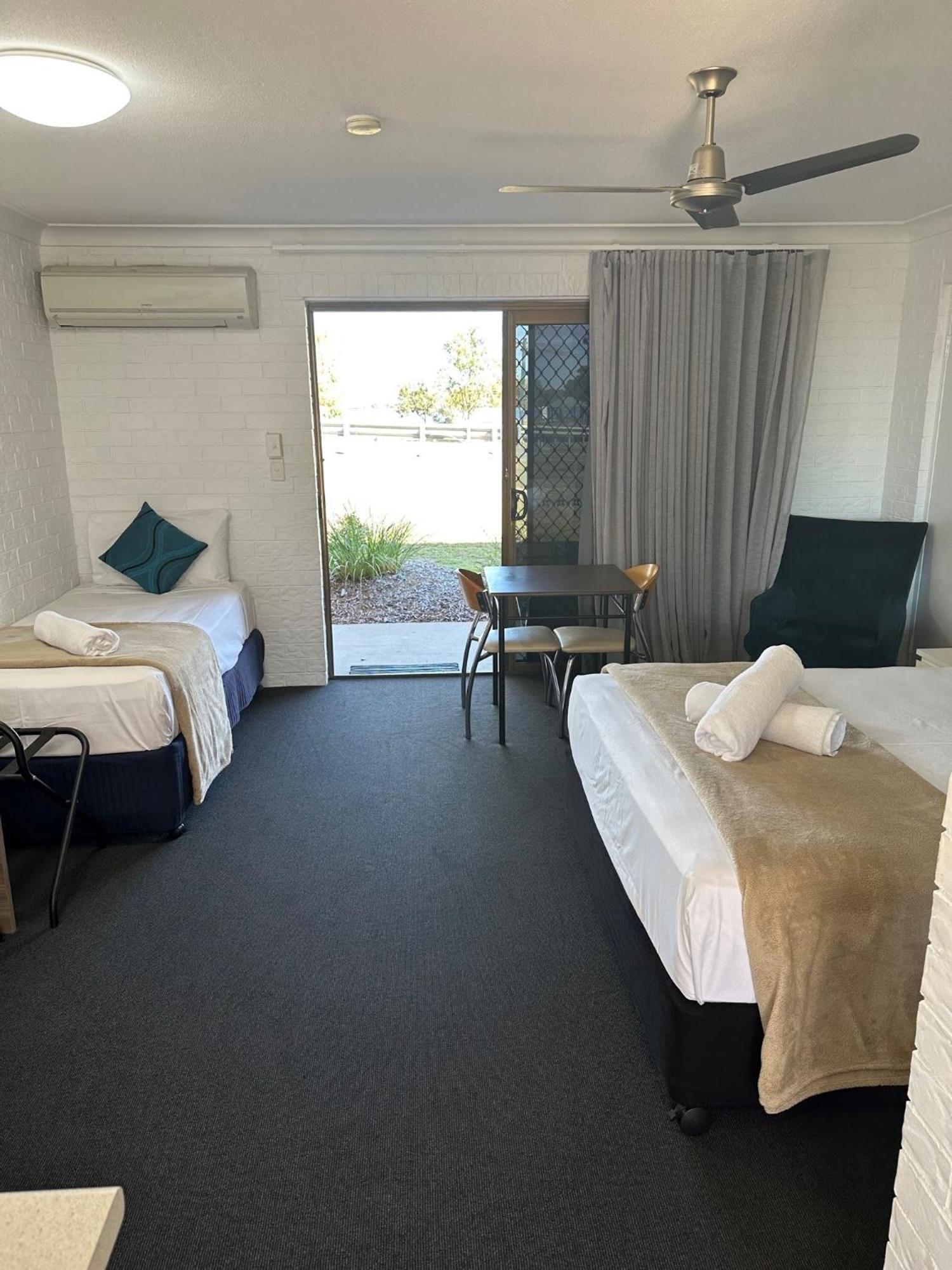 Bribie Waterways Motel Bongaree Bagian luar foto