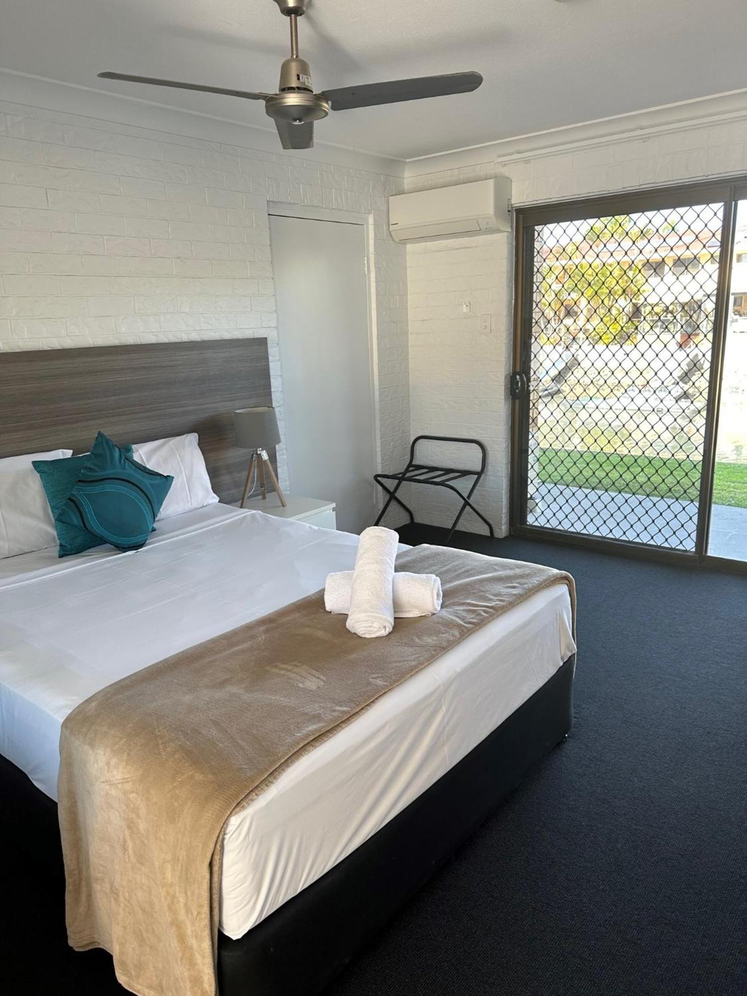 Bribie Waterways Motel Bongaree Bagian luar foto