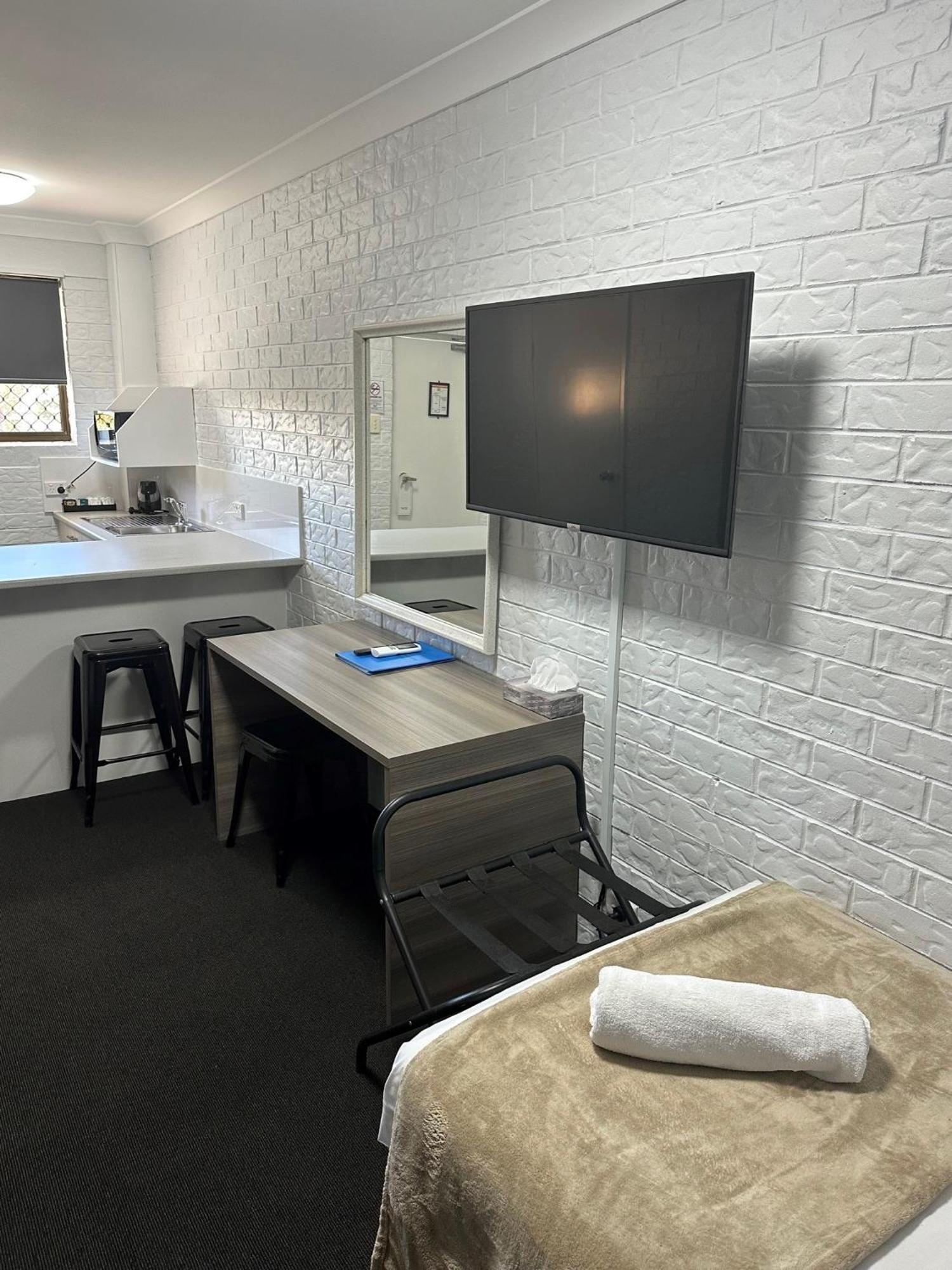 Bribie Waterways Motel Bongaree Bagian luar foto