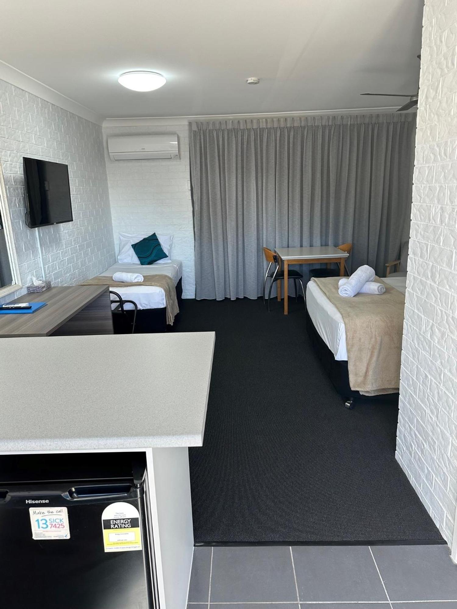 Bribie Waterways Motel Bongaree Bagian luar foto