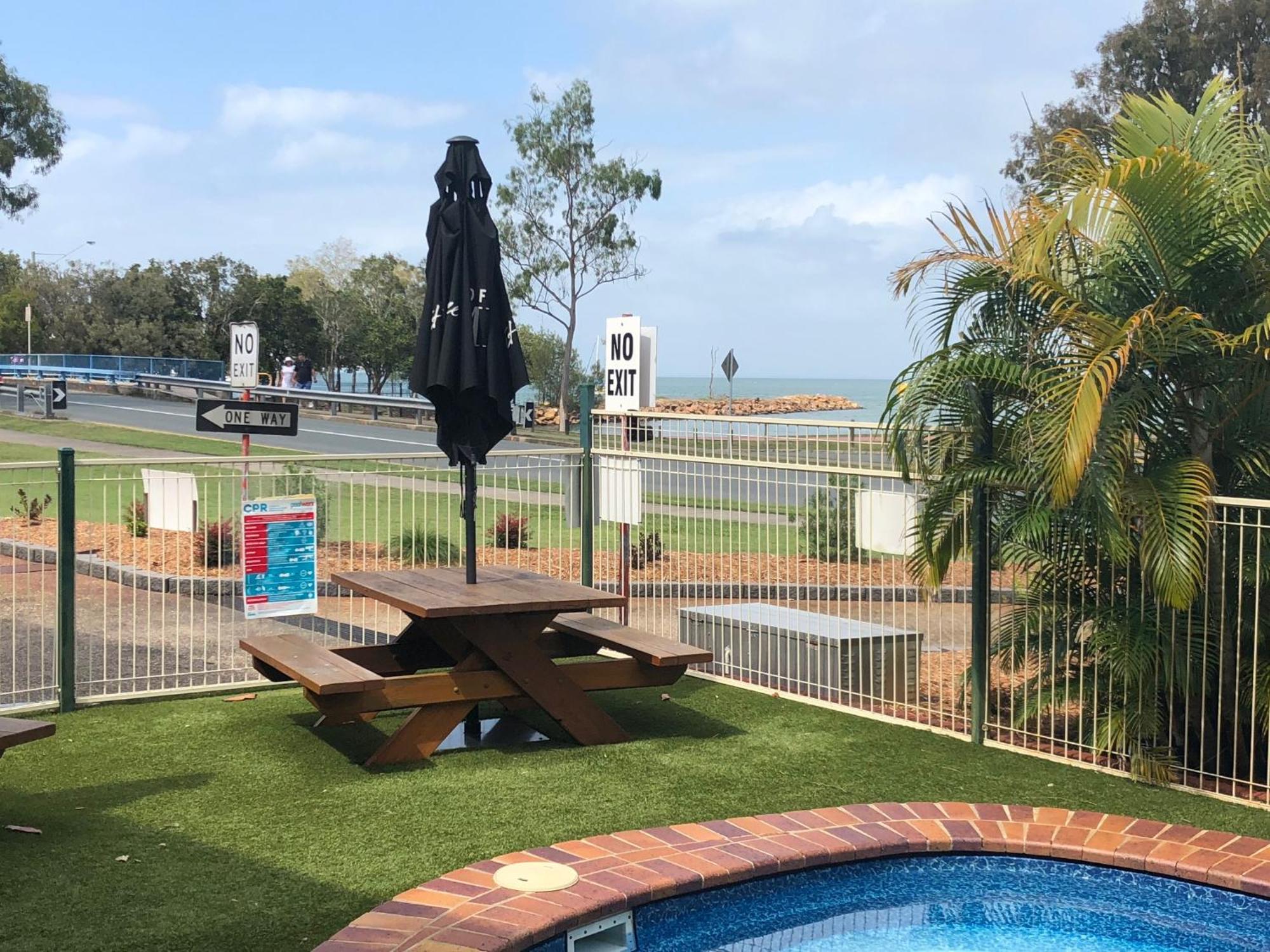 Bribie Waterways Motel Bongaree Bagian luar foto
