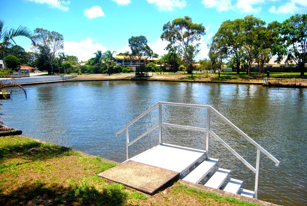 Bribie Waterways Motel Bongaree Bagian luar foto