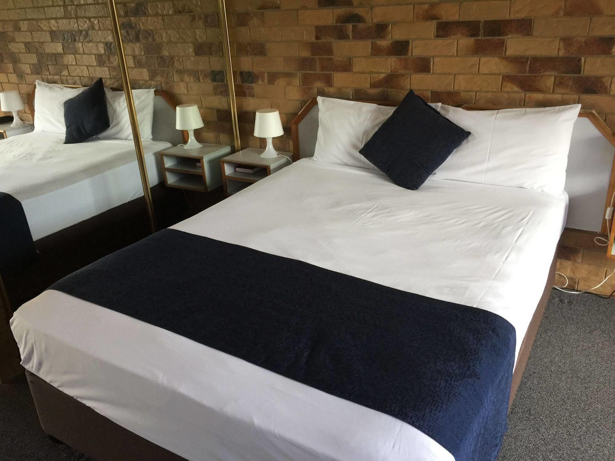 Bribie Waterways Motel Bongaree Bagian luar foto