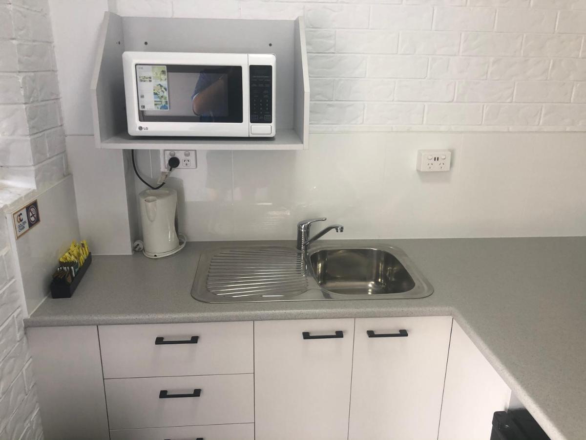 Bribie Waterways Motel Bongaree Bagian luar foto