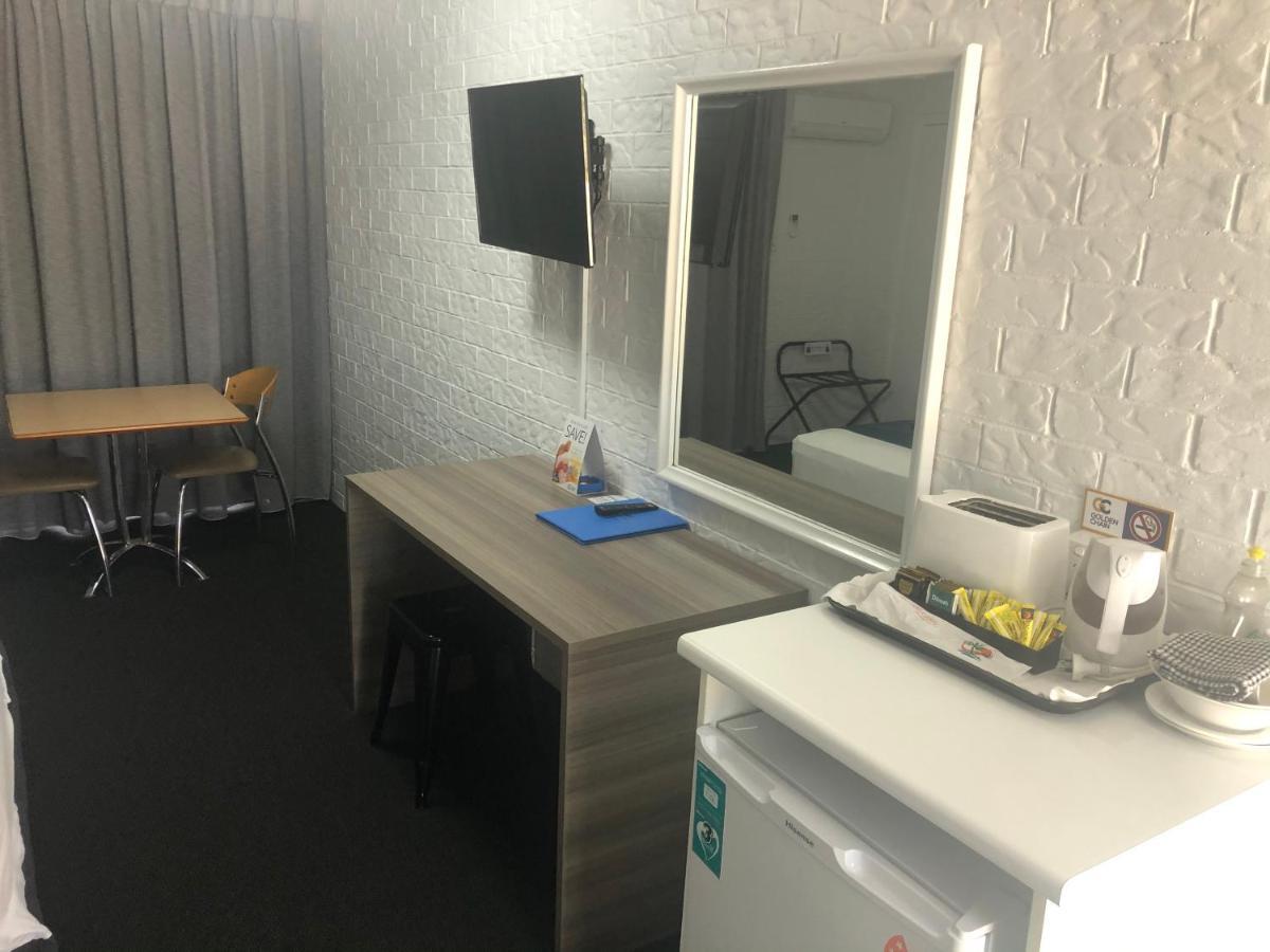 Bribie Waterways Motel Bongaree Bagian luar foto