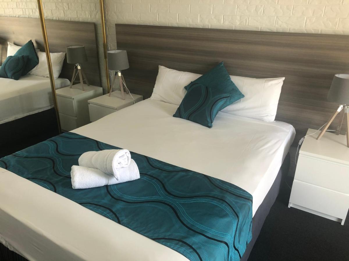 Bribie Waterways Motel Bongaree Bagian luar foto