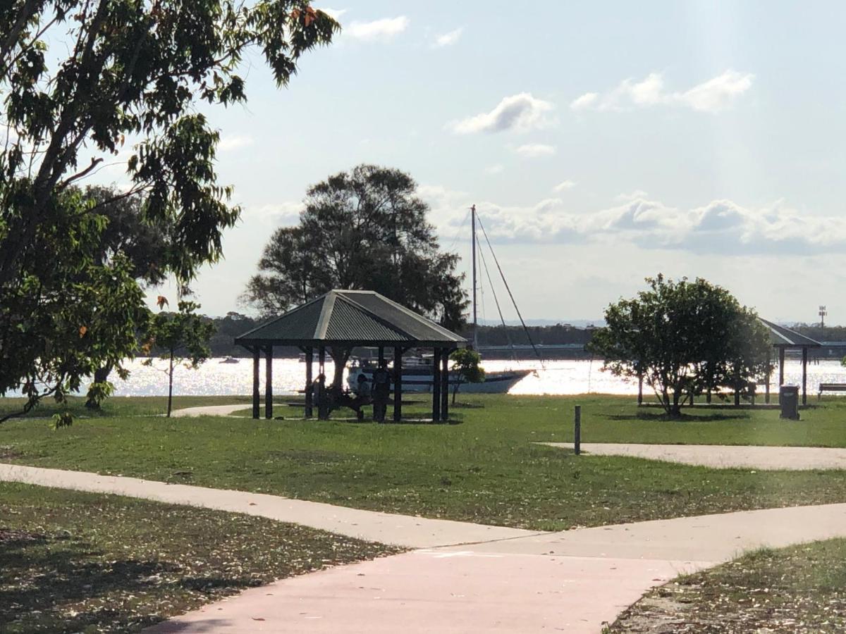 Bribie Waterways Motel Bongaree Bagian luar foto